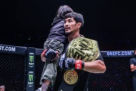 瑞奇·韩德森在滑垒时采用“头部领先”姿势，尽管危险但极具速度优势